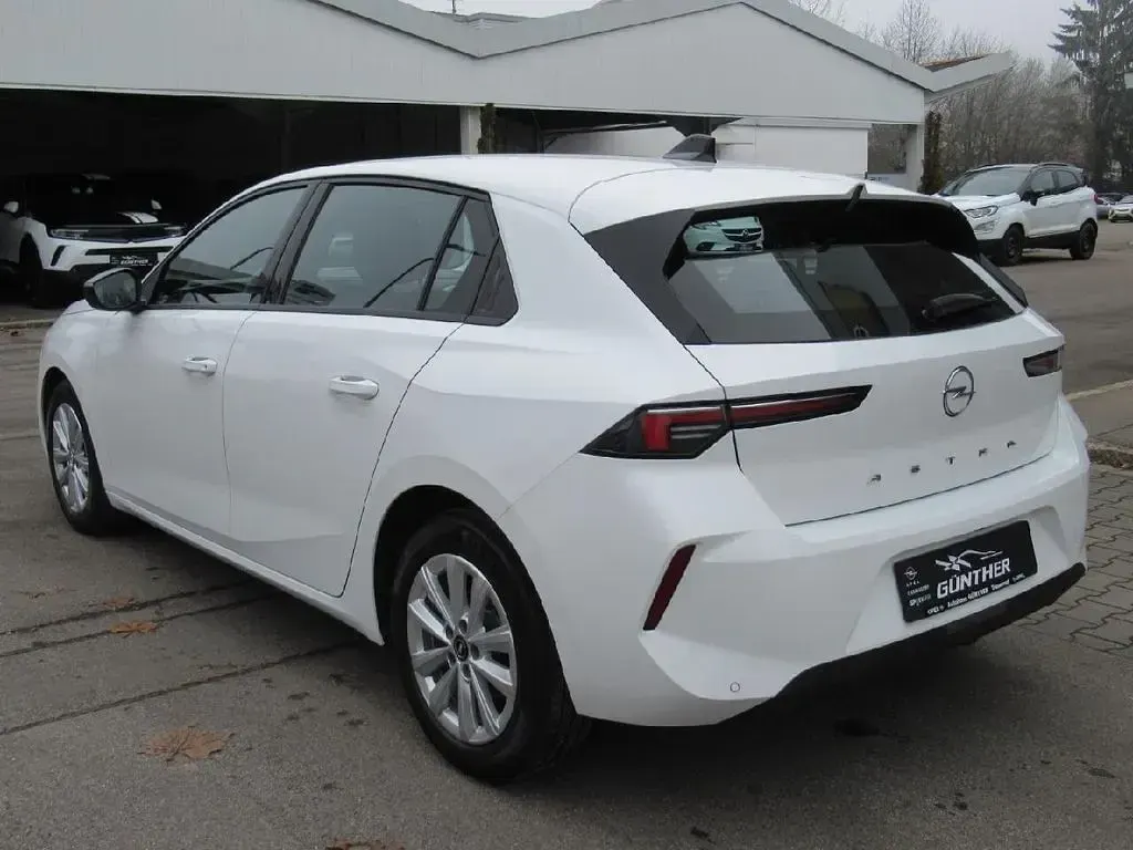 Używany Opel Astra Edition 110 KM (80 kW) 2022 Biały Sedan/Limuzyna