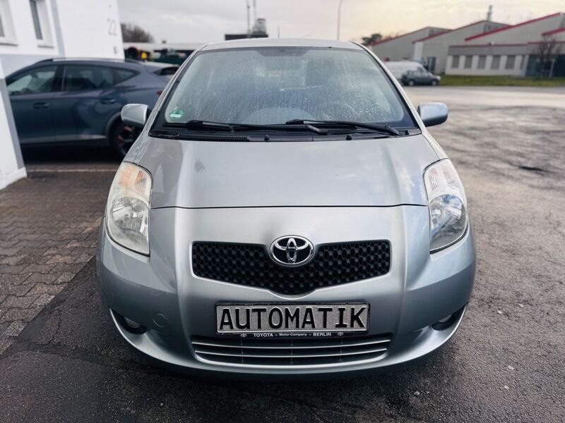 Grau Gebraucht 2007 Toyota Yaris Sol Limousine | 6.400 € (Etwas zu teuer) - Bild 1/4