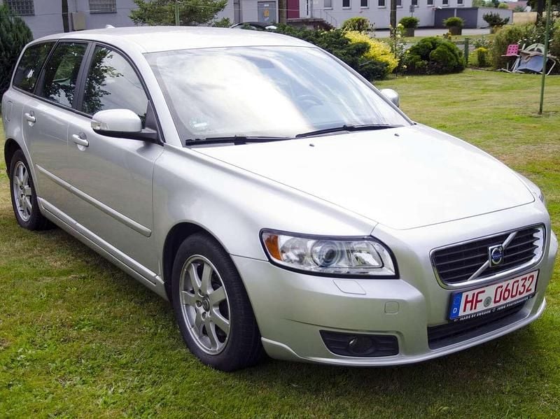 Silber Gebraucht 2008 Volvo V50 Summum Kombi | 3.900 € (Fairer Preis) - Bild 1/4