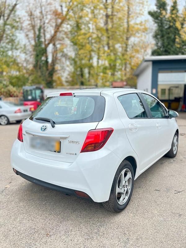Gebraucht Toyota Yaris Hybrid 100 PS (73 kW) 2015 Weiß Kleinwagen
