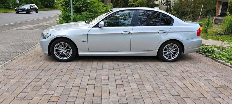 Silber Gebraucht 2011 BMW 320 Limousine | 8.000 € (Fairer Preis) - Bild 1/4