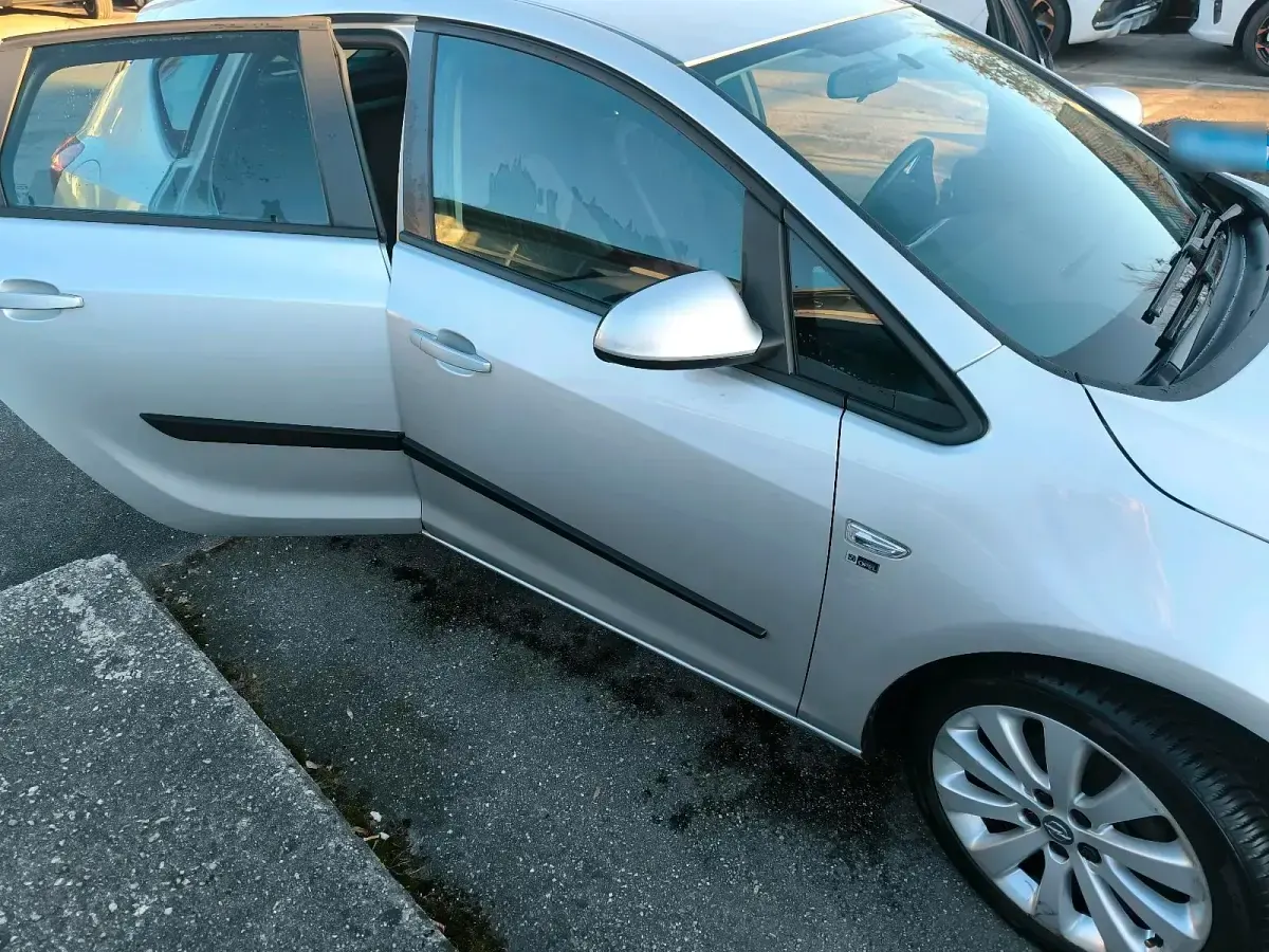 Gebraucht Opel Astra 140 PS (102 kW) 2012 Grau Limousine