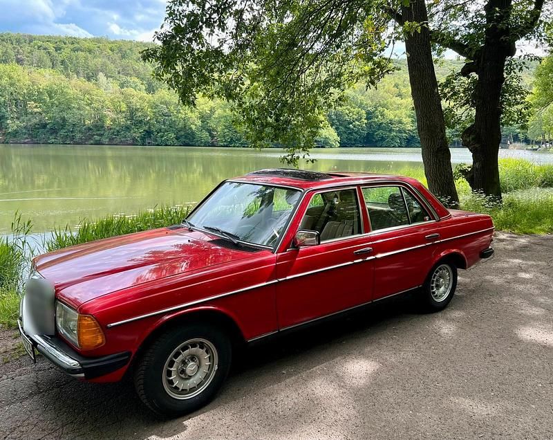 Gebraucht Mercedes E230 140 PS (102 kW) 1983 Rot Limousine