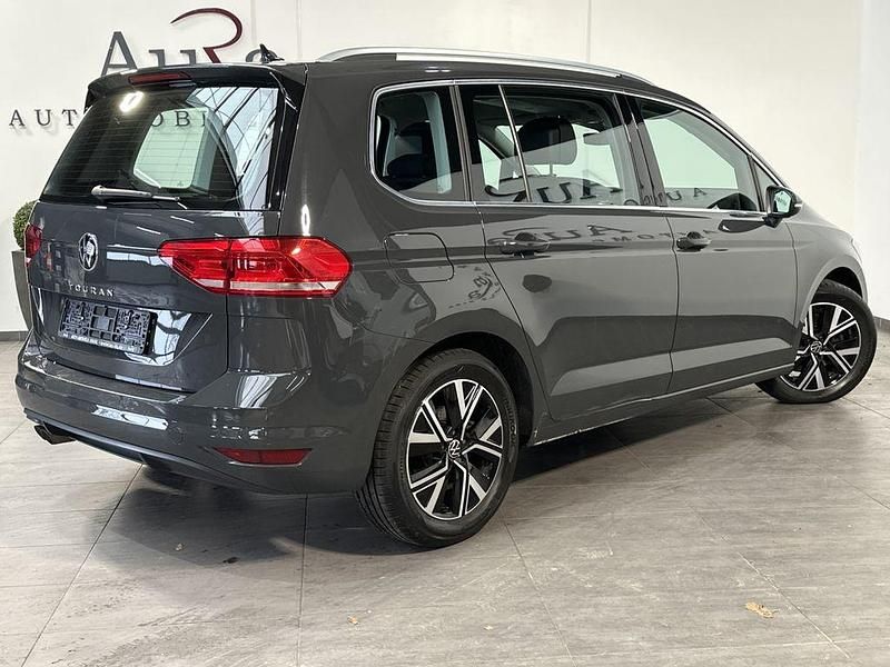 Gebraucht VW Touran Highline 150 PS (110 kW) 2022 Uranograu Van / Kleinbus