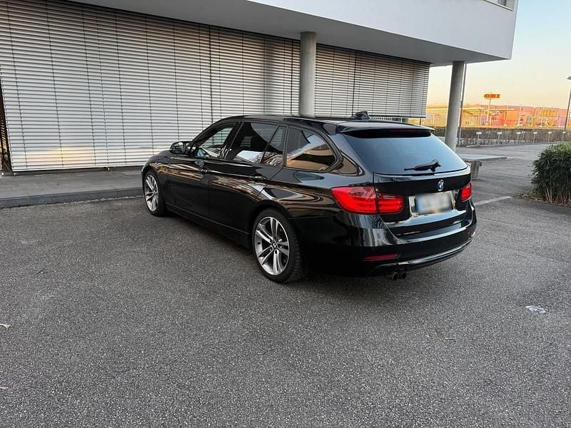 Gebraucht BMW 330 Sport Line 258 PS (189 kW) 2012 Schwarz Kombi