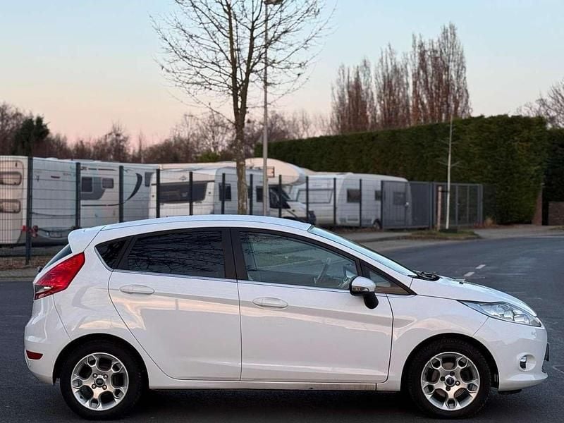 Gebraucht Ford Fiesta Titanium 101 PS (74 kW) 2012 Weiß Kleinwagen