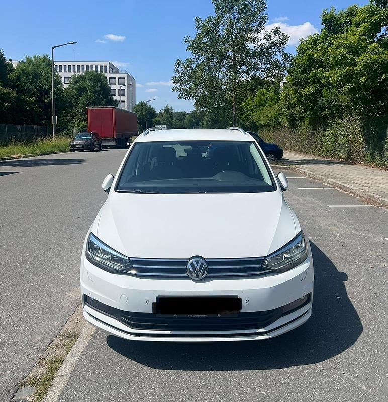 Weiß Gebraucht 2020 VW Touran Highline Van / Kleinbus | 12.500 € (Superpreis) - Bild 1/4