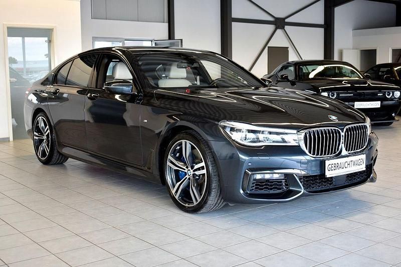 Grau Gebraucht 2016 BMW 750 Performance Limousine | 28.999 € (Fairer Preis) - Bild 1/4