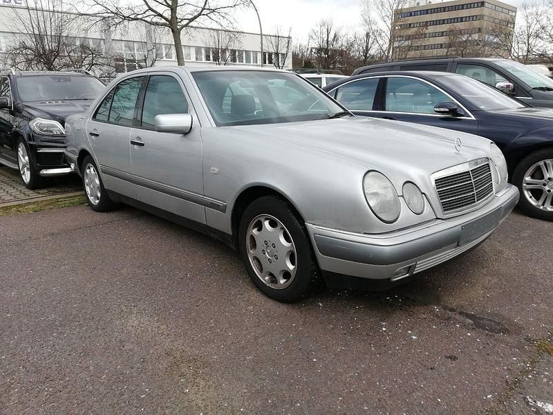 Grau Gebraucht 1997 Mercedes E280 Elegance Van / Kleinbus | 3.500 € (Fairer Preis) - Bild 1/4