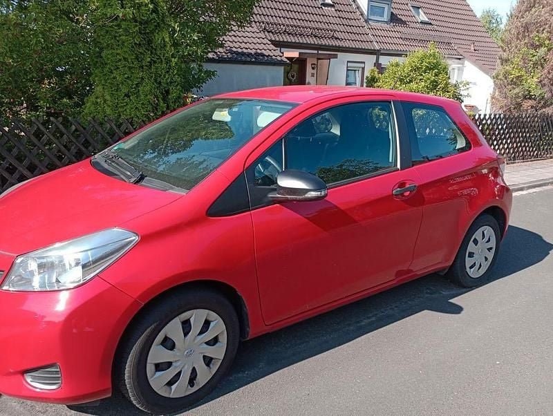 Rot Gebraucht 2013 Toyota Yaris Cool Kleinwagen | 6.000 € (Guter Preis) - Bild 1/4