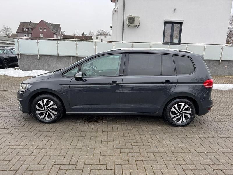 Gebraucht VW Touran Active 150 PS (110 kW) 2023 Grau Van / Kleinbus