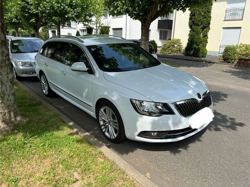 Weiß Gebraucht 2015 Skoda Superb Limousine | 11.900 € (Superpreis) - Bild 1/4