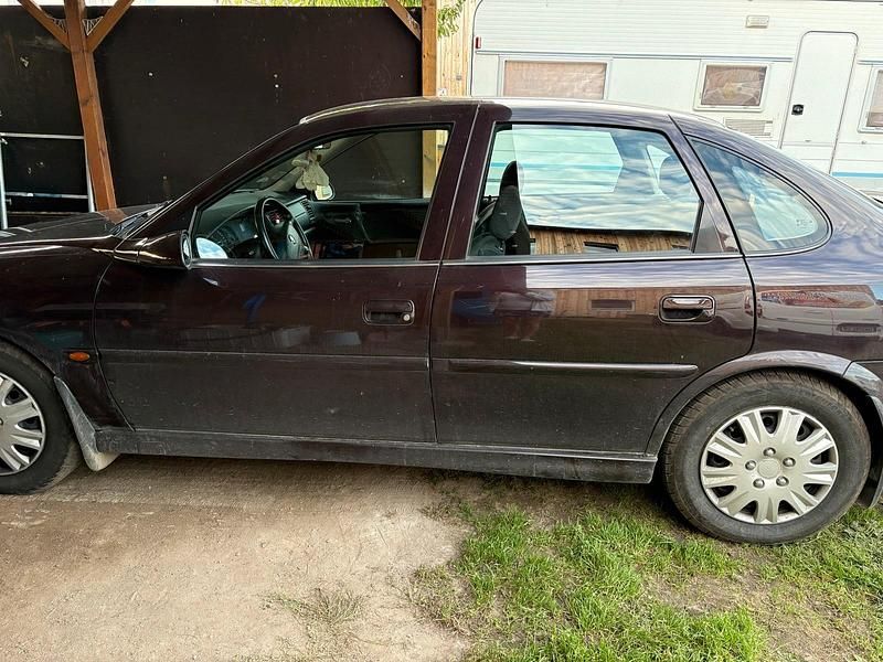 Rot Gebraucht 2001 Opel Vectra Limousine | 1.600 € (Fairer Preis) - Bild 1/4