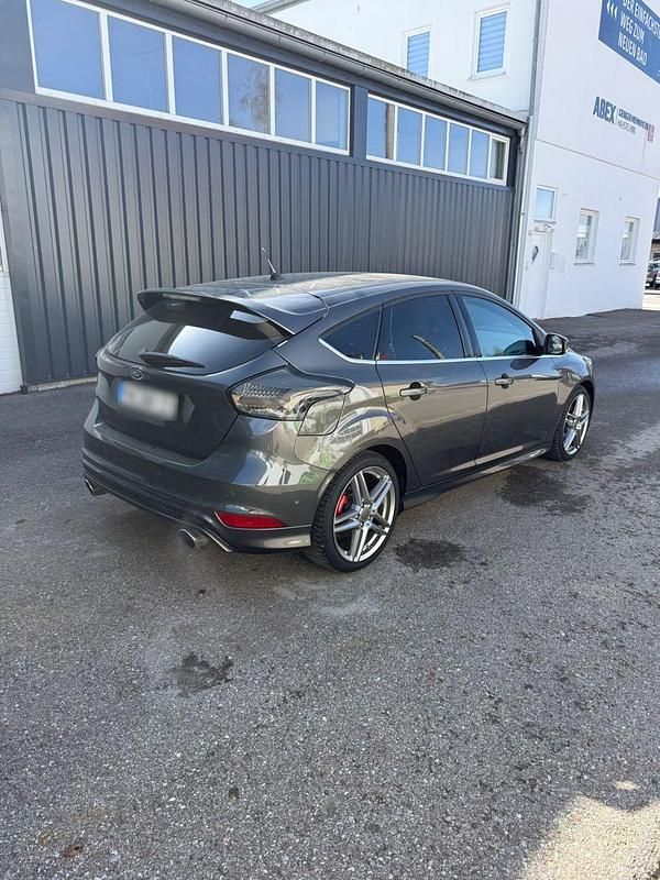 Gebraucht Ford Focus ST-Line 150 PS (110 kW) 2015 Grau Limousine