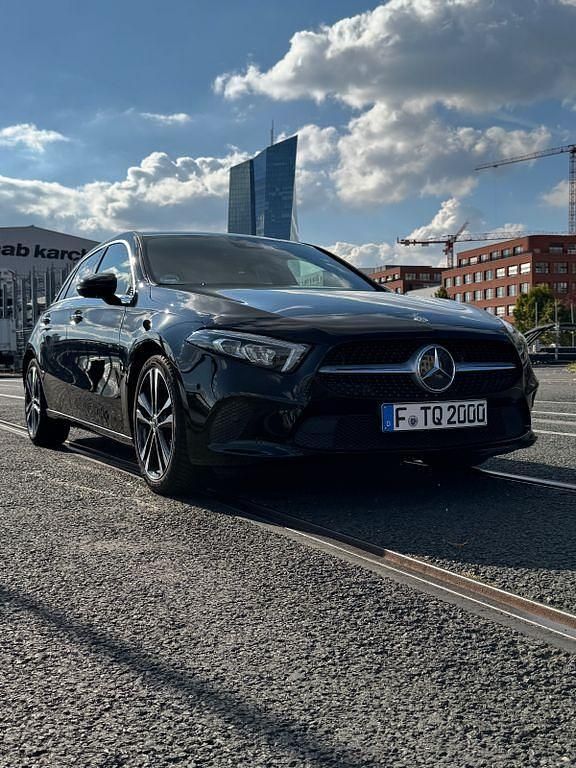 Schwarz Gebraucht 2019 Mercedes A180 Edition 1 Limousine | 24.499 € (Teuer) - Bild 1/4