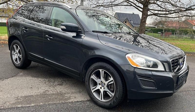Grau Gebraucht 2011 Volvo XC60 Summum SUV | 9.999 € (Fairer Preis) - Bild 1/4