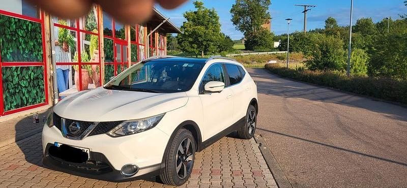 Weiß Gebraucht 2015 Nissan Qashqai Tekna SUV | 9.200 € (Fairer Preis) - Bild 1/4