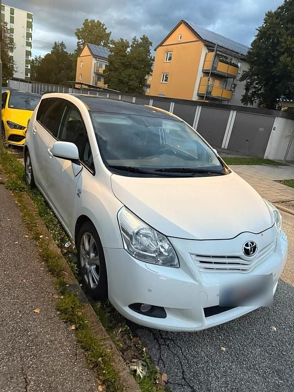 Gebraucht Toyota Verso 200 PS (147 kW) 2011 Weiß Van / Kleinbus