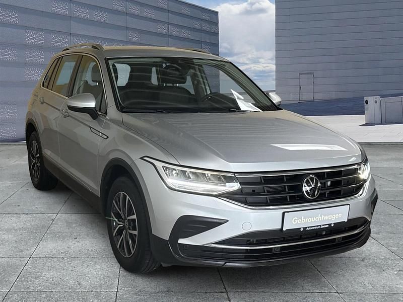 Gebraucht VW Tiguan Life 150 PS (110 kW) 2024 Reflexsilber (metallic) SUV