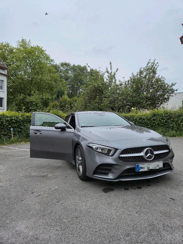 Grau Gebraucht 2020 Mercedes A200 Limousine | 24.500 € (Etwas zu teuer) - Bild 1/4
