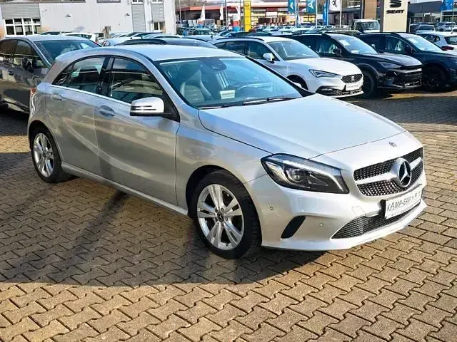 Używany Mercedes A250 211 KM (155 kW) 2017 Srebrny Sedan/Limuzyna