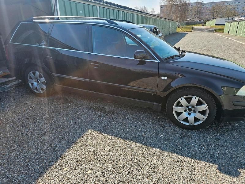Gebraucht VW Passat 131 PS (96 kW) 2002 Schwarz Kombi