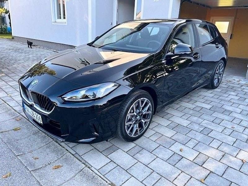 Schwarz Neu 2025 BMW 120 Kleinwagen | 31.999 € (Superpreis) - Bild 1/4