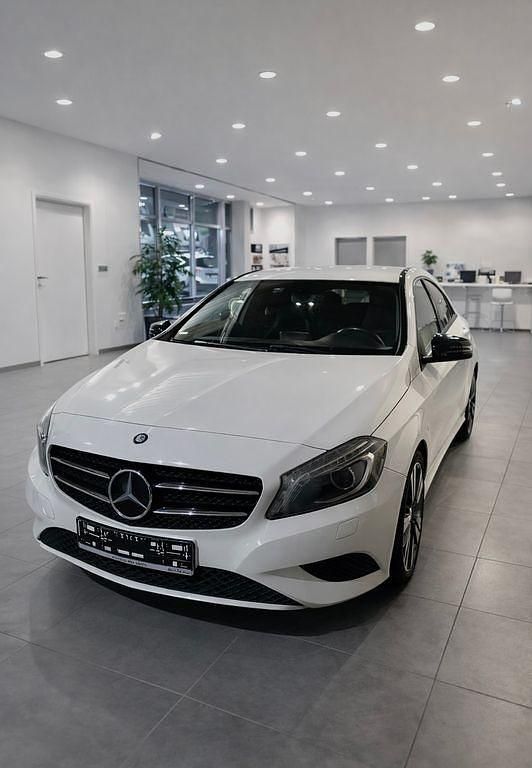 Weiß Gebraucht 2018 Mercedes A180 Edition Limousine | 9.450 € (Guter Preis) - Bild 1/4