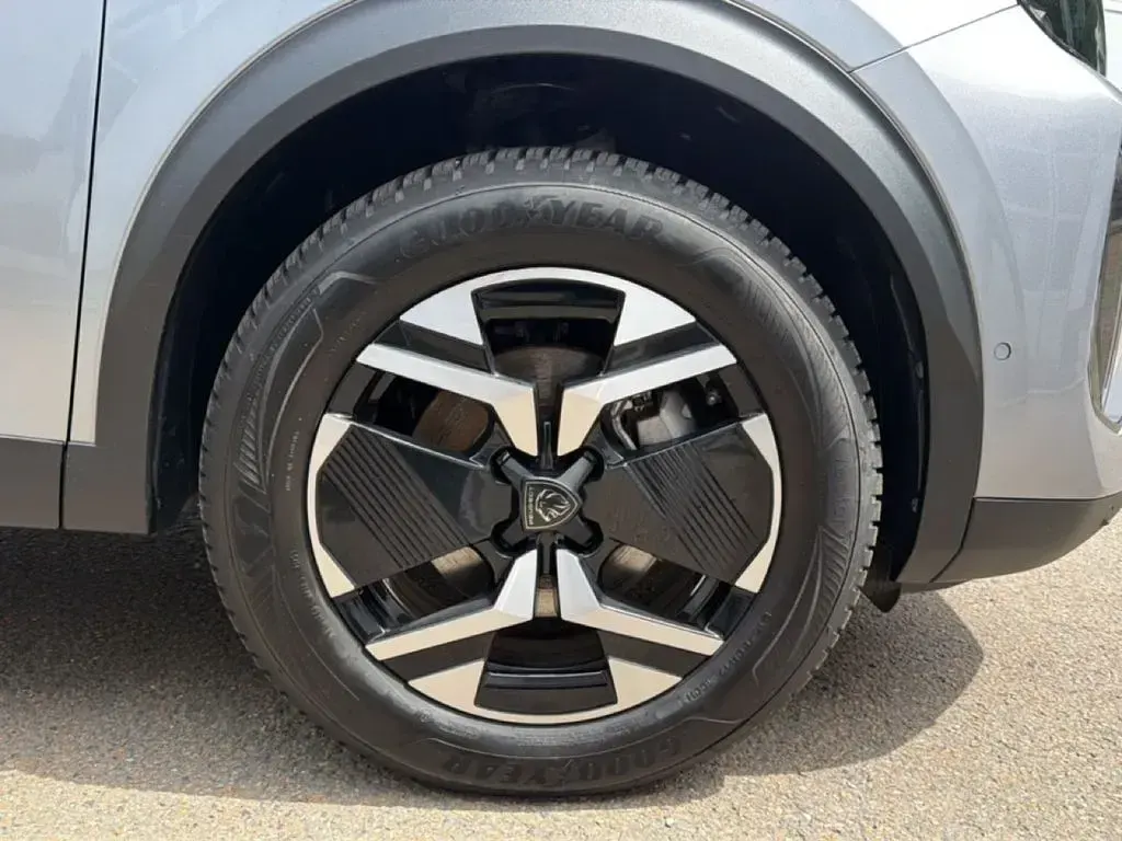 Gebraucht Peugeot 2008 GT 136 PS (100 kW) 2025 Silber SUV