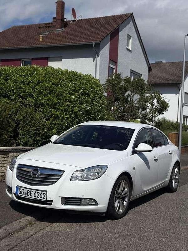 Weiß Gebraucht 2010 Opel Insignia Limousine | 5.200 € (Fairer Preis) - Bild 1/4