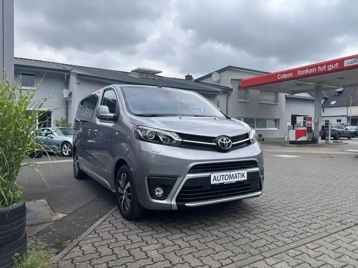 Gebraucht Toyota Proace Team 177 PS (130 kW) 2022 Silber Van / Kleinbus