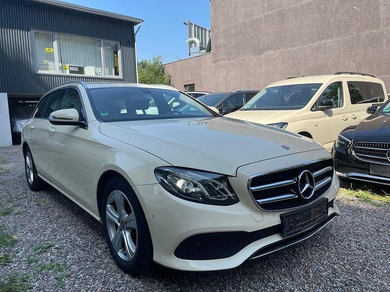 Beige Gebraucht 2020 Mercedes E200 Avantgarde Limousine | 8.990 € (Guter Preis) - Bild 1/4