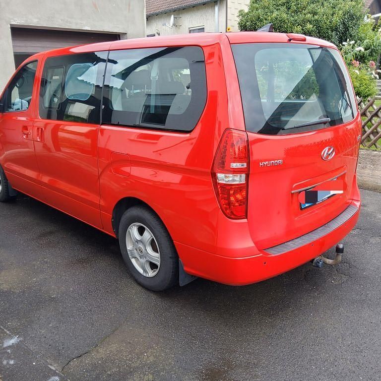 Rot Gebraucht 2017 Hyundai H-1 Van / Kleinbus | 16.800 € - Bild 1/4
