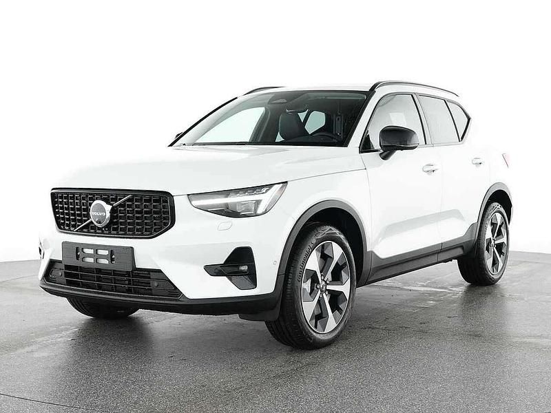 Crystal white pearl Gebraucht 2025 Volvo XC40 Plus SUV | 37.900 € (Fairer Preis) - Bild 1/4