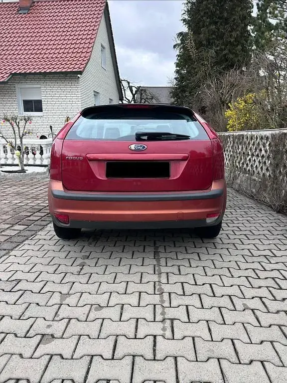 Używany Ford Focus Ambiente 101 KM (74 kW) 2007 Czerwony Sedan/Limuzyna