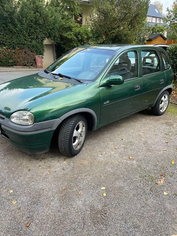 Grün Gebraucht 1996 Opel Corsa Limousine | 950 € (Fairer Preis) - Bild 1/4