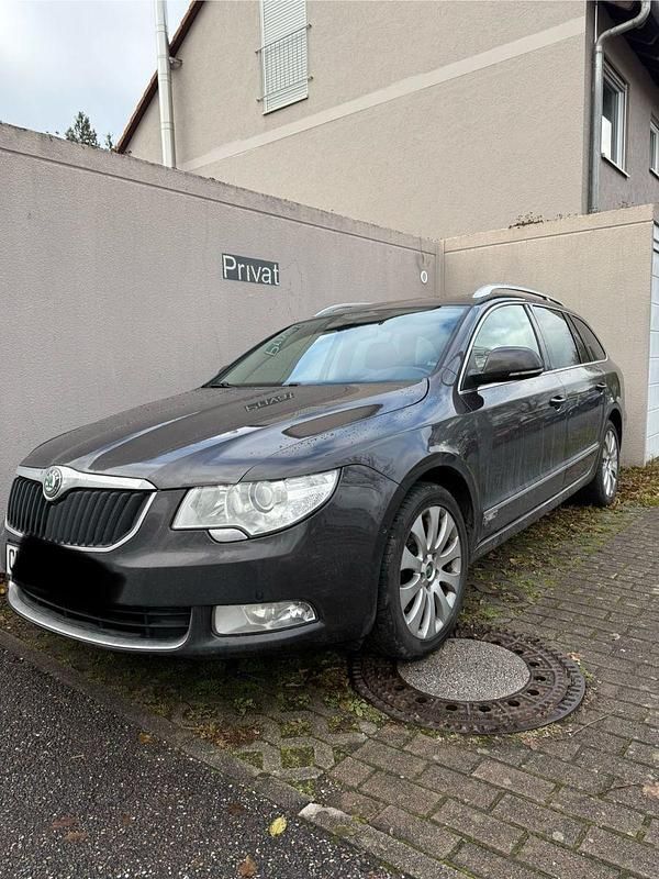 Braun Gebraucht 2011 Skoda Superb Kombi | 5.450 € (Guter Preis) - Bild 1/4
