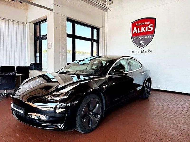 Schwarz metallic (metallic) Gebraucht 2020 Tesla Model 3 Limousine | 21.900 € (Fairer Preis) - Bild 1/2