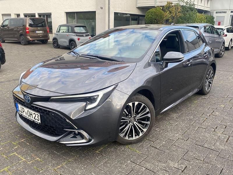 Grau Gebraucht 2023 Toyota Corolla Hybrid Team Limousine | 24.800 € (Fairer Preis) - Bild 1/4