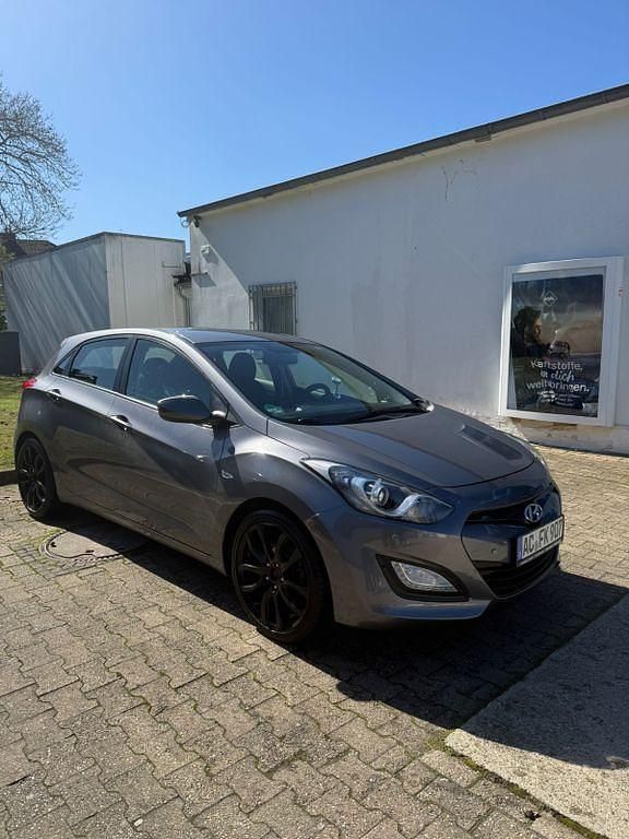 Gebraucht Hyundai i30 Style 99 PS (72 kW) 2012 Grau Limousine