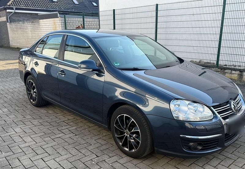 Gebraucht VW Jetta 105 PS (77 kW) 2006 Blau Limousine