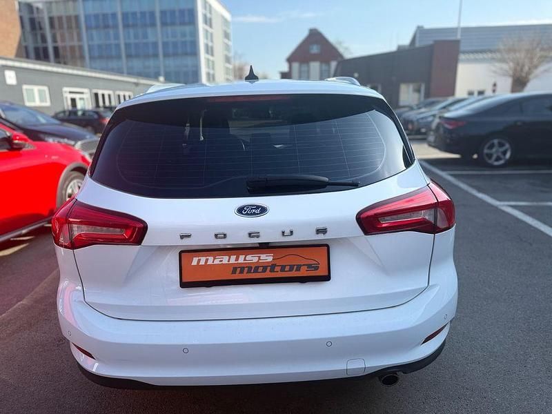 Używany Ford Focus Cool & Connect 120 KM (88 kW) 2020 Biały Sedan/Limuzyna