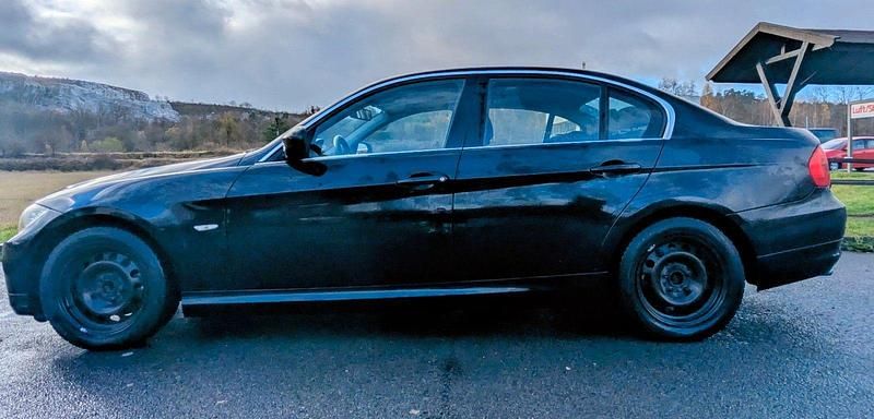 Gebraucht BMW 318 143 PS (105 kW) 2011 Schwarz Limousine