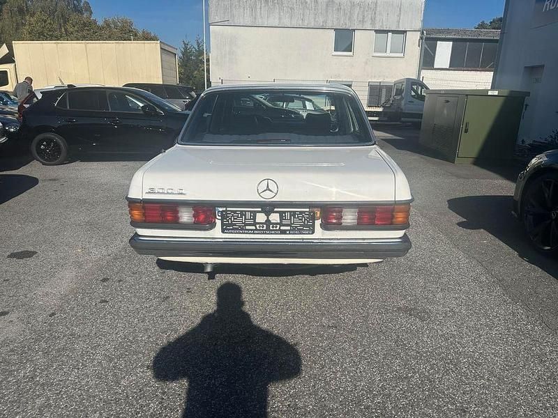 Gebraucht Mercedes E300 88 PS (64 kW) 1980 Weiß Limousine