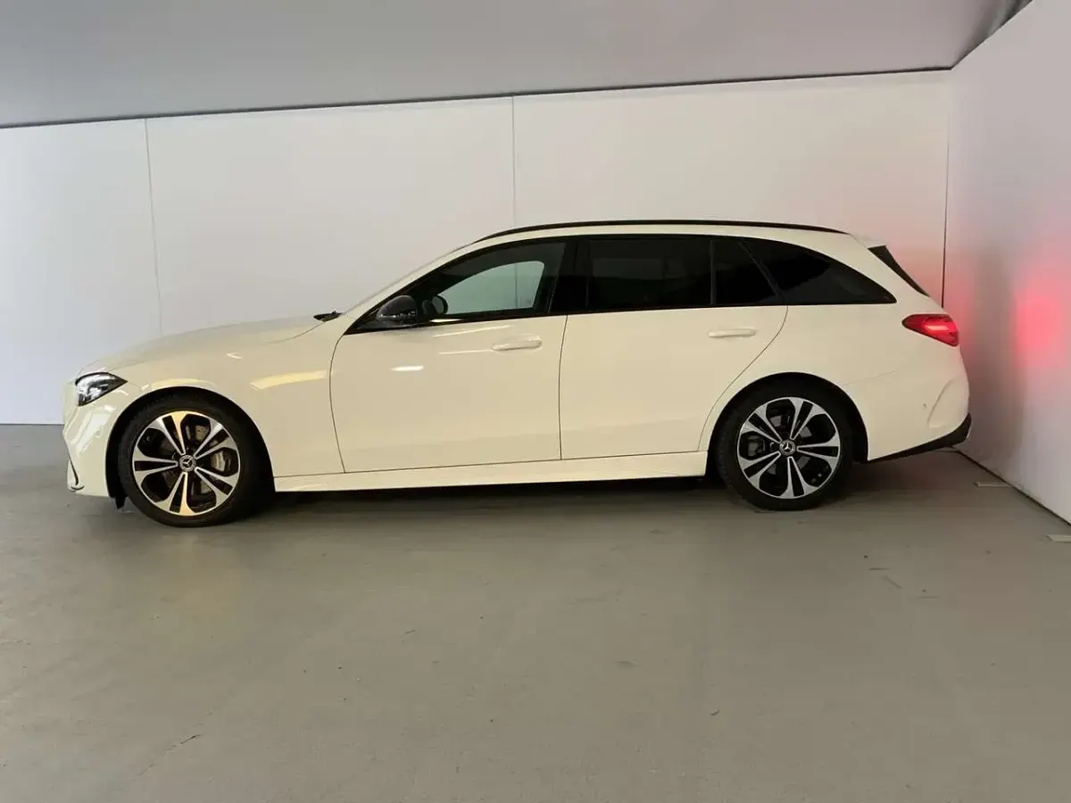 Gebraucht Mercedes C220 AMG 200 PS (147 kW) 2025 Unilack polarweiß Kombi