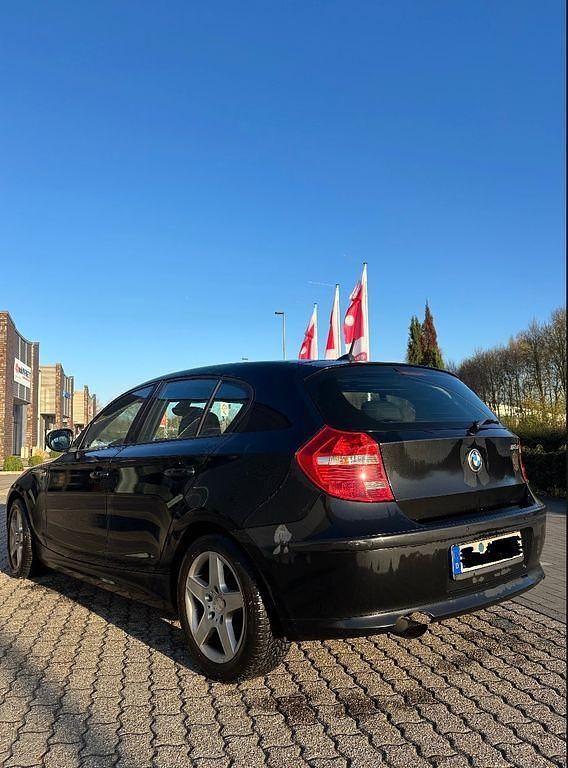 Gebraucht BMW 118 143 PS (105 kW) 2011 Schwarz Kleinwagen
