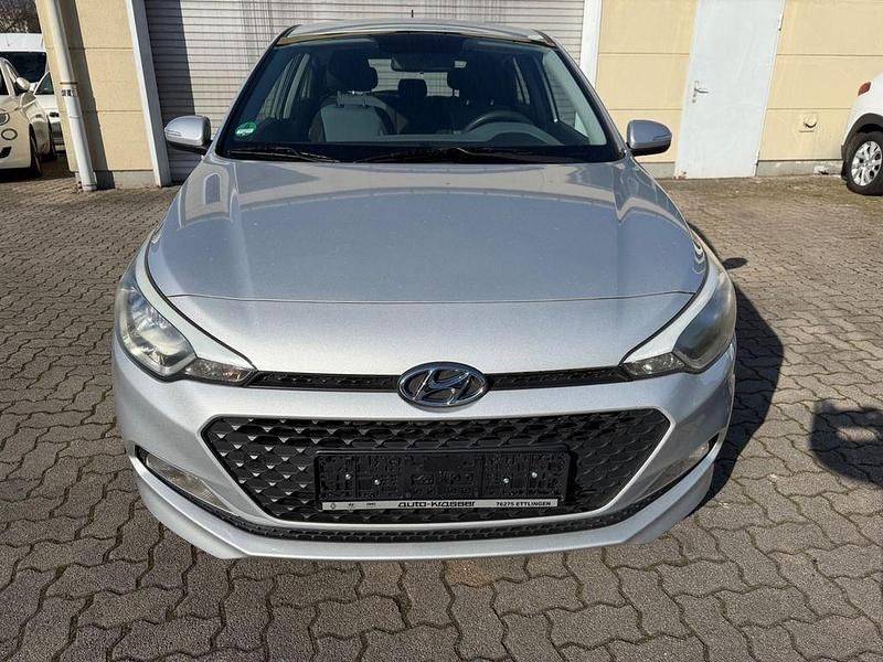 Gebraucht Hyundai i20 Classic 84 PS (61 kW) 2017 Silber Limousine