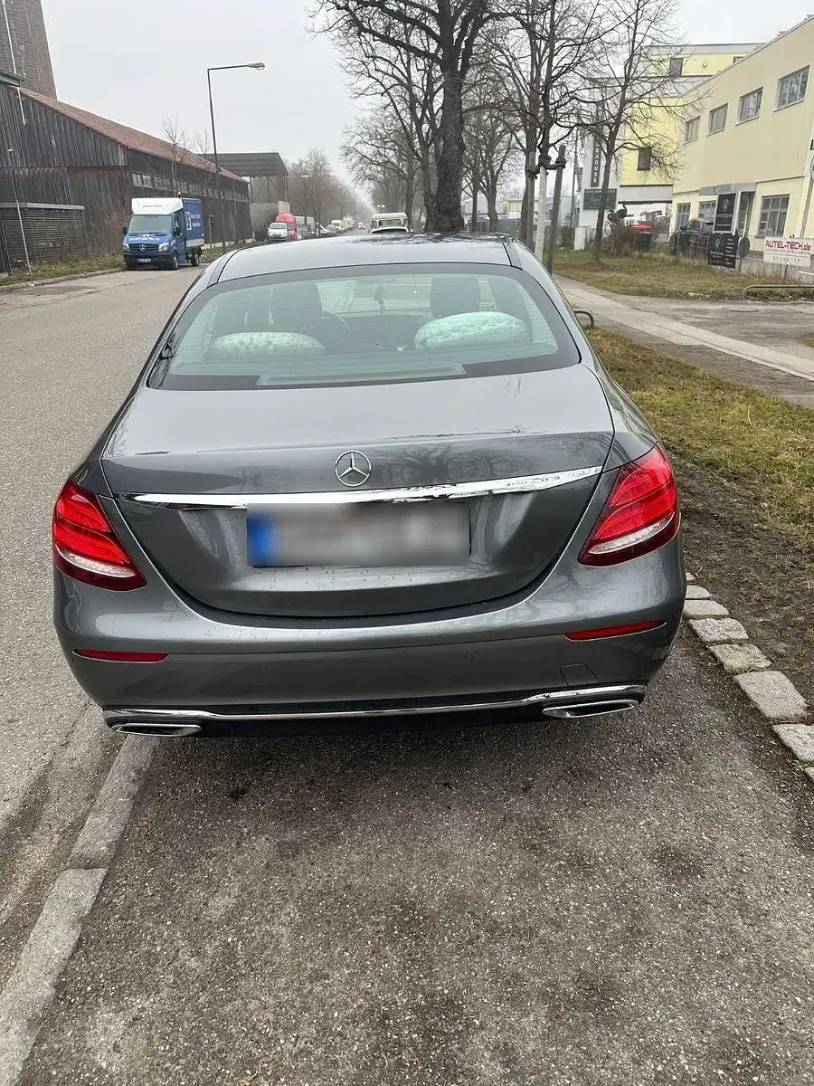 Gebraucht Mercedes E220 194 PS (142 kW) 2019 Grau Limousine