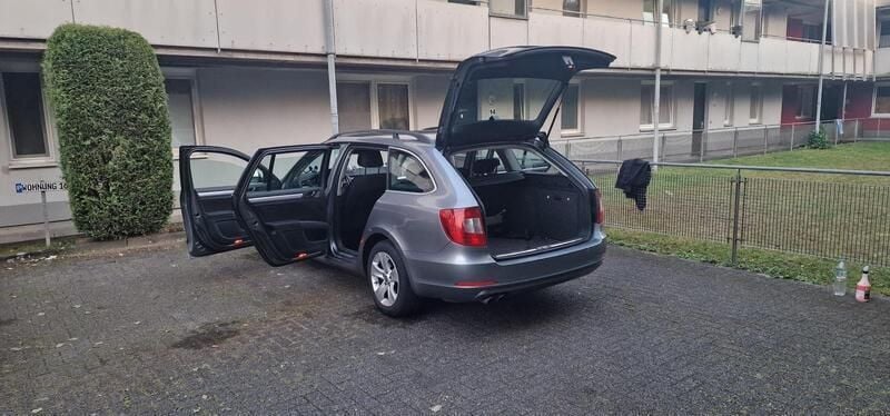 Grau Gebraucht 2013 Skoda Superb Kombi | 6.760 € (Guter Preis) - Bild 1/4