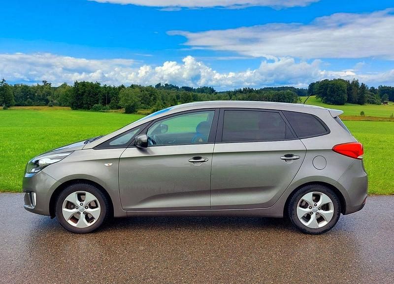 Grau Gebraucht 2015 Kia Carens Van / Kleinbus | 7.800 € (Superpreis) - Bild 1/4